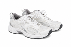 Białe sneakersy ze srebrnymi elementami,  H&M, 38