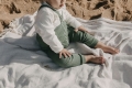 legginsy-dzieciece-z-szelkami-w-stylu-retro-ze-100-bawelny-matcha-oat-latte-silly-silas-4.jpeg